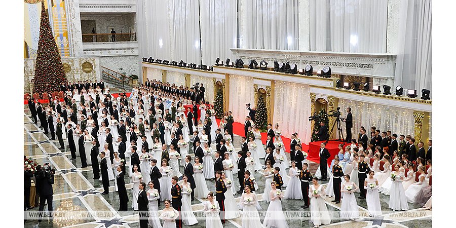 Вальс, кадриль и полонез. Дворец Независимости собрал участников красочного новогоднего бала 