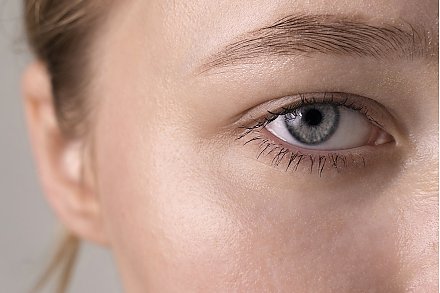 Из-за чего могут отекать веки? Офтальмолог назвала возможные причины
