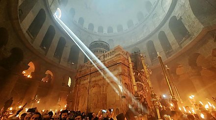 Благодатный огонь сошел в храме Гроба Господня в Иерусалиме