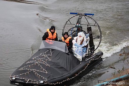 Главный Дед Мороз прибыл в Гродно на скоростном катере!