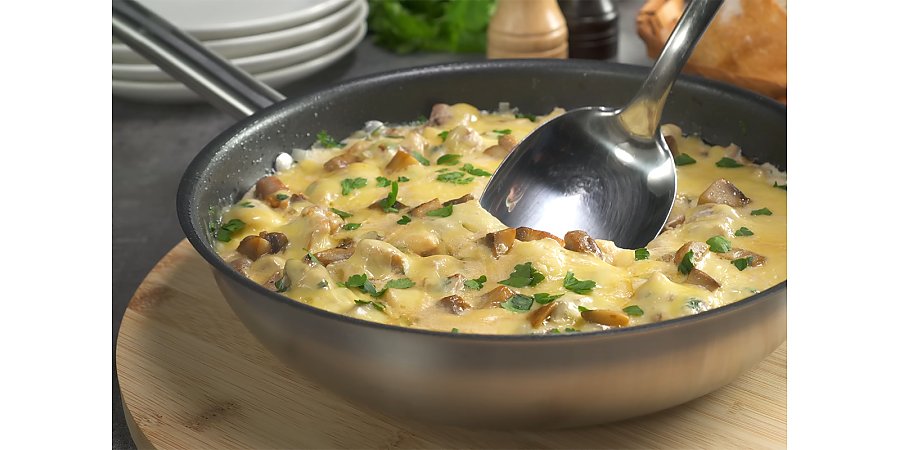 Быстро, сочно и с сырной корочкой. Как приготовить нежный жульен с курицей и грибами на обычной сковороде