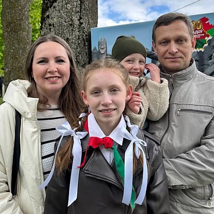 София, Татьяна, Роман и Дима Заусайловы из Вороново в шествии участвуют впервые и горды тем, что имеют такую возможность