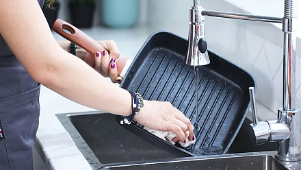 Вымойте всю грязную посуду: народные приметы на 6 марта