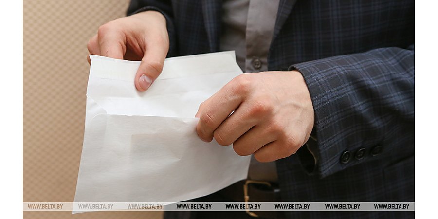 Более 130 водителей гродненской компании такси получали зарплату в конвертах