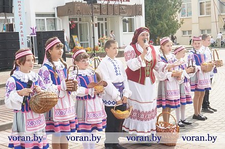 Традыцыі і сучаснасць. Як весялілі гасцей удзельнікі адкрытага абласнога фестывалю гульні “Карнавал весялосці” на Воранаўшчыне 