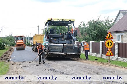 На проблемных участках улиц Молодежной и Победы в Вороново на минувшей неделе началась укладка асфальта