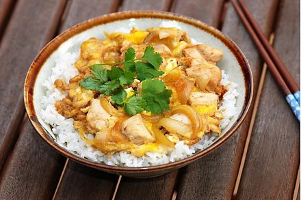 Как приготовить традиционный японский омлет с курицей и луком: рецепт блюда оякодон