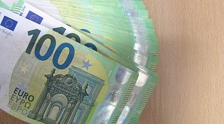 Мужчина пытался скрыть от таможенного контроля 5 тыс. евро в упаковке с салфетками