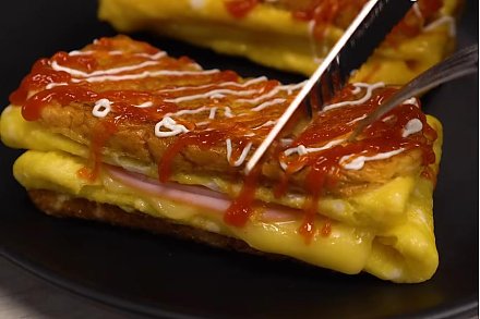 Вкусный завтрак за пару минут: рецепт горячих бутербродов с яйцом