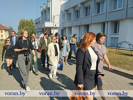 Более 40 журналистов и блогеров отправились в пресс-тур по Свислочскому району. В их числе корреспондент «Воранаўскай газеты»