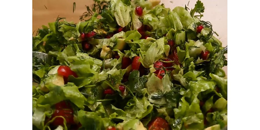 Нутрициолог рассказала, салат из каких ингредиентов может улучшить работу кишечника