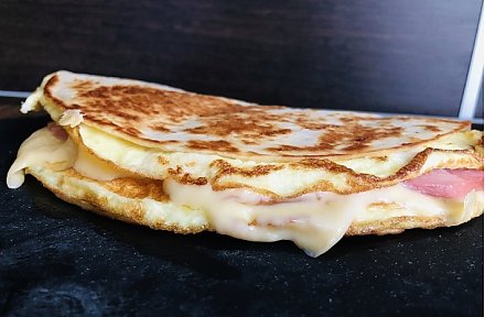 Полезный завтрак: омлет в лаваше с сыром и ветчиной