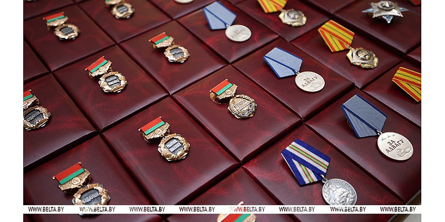 Александр Лукашенко накануне Дня народного единства вручил госнаграды