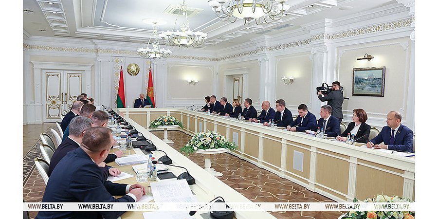БЖД, магистратура, питание в школах и поддержка молодежи. Главное на совещании Александра Лукашенко с Совмином
