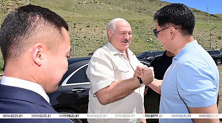 Александр Лукашенко подарил Ухнаагийн Хурэлсуху тракторы "Беларус", а сам получил в подарок монгольских скакунов