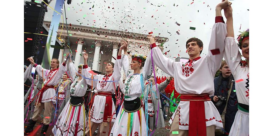 Необычный плов от казахов, греческие баллады и история белорусских цыган. Чем удивят подворья на фестивале национальных культур?
