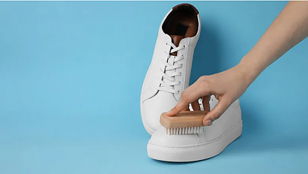 Почистите обувь перед выходом на улицу: народные приметы на 4 марта