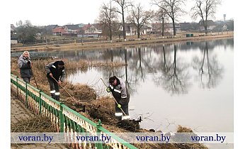 Работники РУП ЖКХ приступили к расчистке пруда в Вороново
