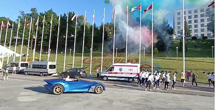 На белорусском электромобиле - на фестиваль. В Витебске подняли флаг "Славянского базара"