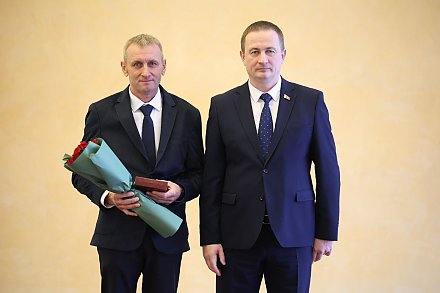 За службу земле - матушке.Третий труженик Вороновского предприятия мелиоративных систем отмечен высокой государственной медалью 