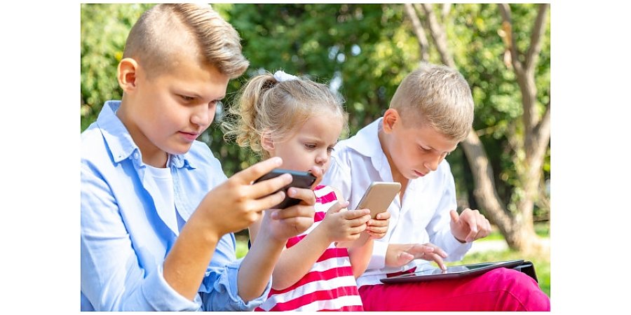 Министр образования прокомментировал запрет на мобильные телефоны в школах