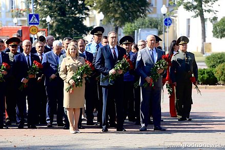 В Гродно прошла церемония возложения цветов к братской могиле советских воинов и партизан в парке Жилибера, посвященная 896-летию Гродно