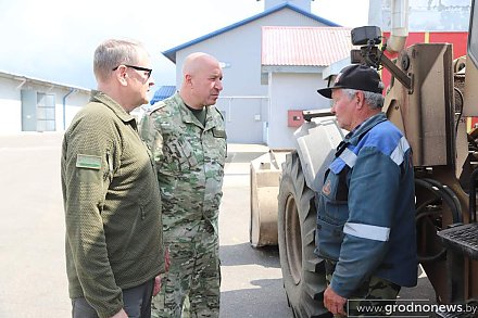 Юрий Караев и Константин Бурак ознакомились с ходом уборочной кампании в Щучинском районе