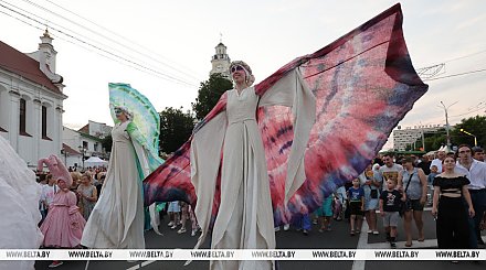 Красочное шествие по улицам Витебска провели участники феста "На семи ветрах"