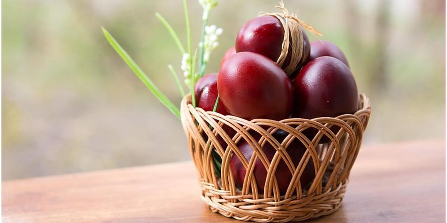 Можно ли украшать яйца к Пасхе наклейками с иконами: куда потом девать такую обертку