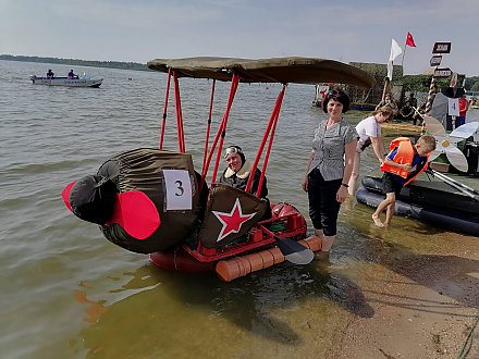 В Зельве названы победители заплыва «На чем попало»