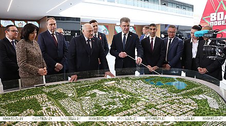 "Не зарастет к нему народная тропа". Зачем Беларуси свой ВДНХ и что скрывается за крыльями "аиста"