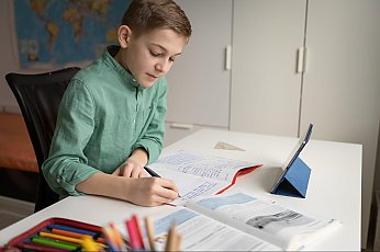 Как обустроить рабочее место школьника, чтобы сохранить осанку и зрение: рекомендации врачей