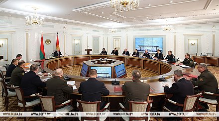 Александр Лукашенко указал на милитаризацию западных стран и необходимость актуализировать оборонные действия