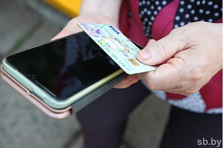 Мошенники используют схемы по продаже искусственных елок и новогодних игрушек — в МВД призвали к бдительности