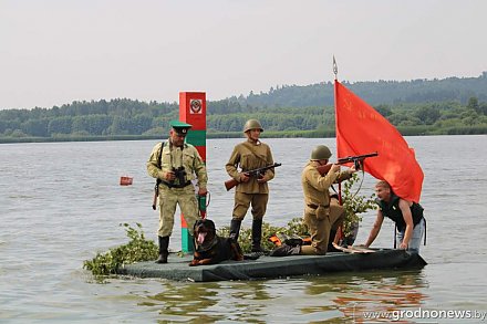 На Зельвенском водохранилище прошел креативный заплыв «На чем попало»