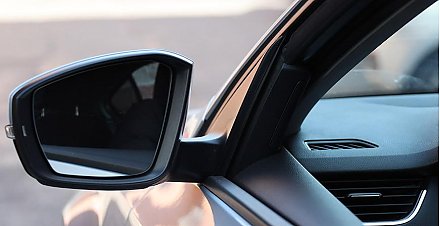 Опасные детские развлечения. Школьники в Минске перебегают дорогу прямо перед проезжающим авто