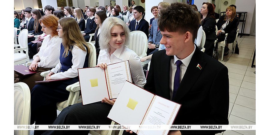 От школьной скамьи - к вершинам науки. В Минске вручили свидетельства специального фонда Президента