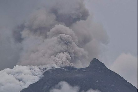 В Индонезии зафиксировали четыре новых извержения вулкана Семеру