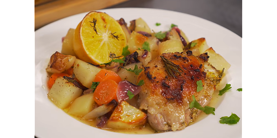 Гармония текстур и вкусов. Рецепт хрустящей курицы с картофелем, пропитанным ароматами чеснока и лимона