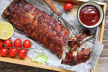 Попробуйте что-то по-настоящему вкусное: рецепт свиных ребрышек с румяной корочкой и насыщенным ароматом