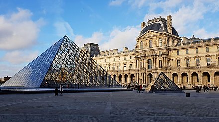 Грабители разбили окна в Лувре и унесли ювелирные украшения. Музей закрыт для посетителей