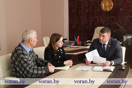 Сенатор Дмитрий Захарчук провел прием граждан в Вороновском райисполкоме