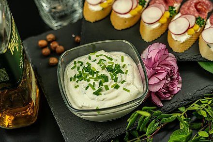 Как в ресторане: рецепт классического чесночного соуса