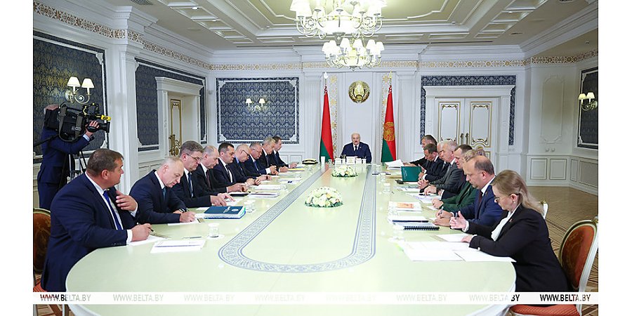 Александр Лукашенко требует выстроить эффективную систему торгового обслуживания, прежде всего на селе