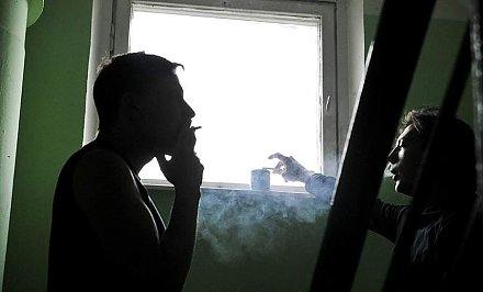 Что делать с соседом, который курит в подъезде?