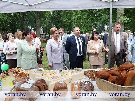 Нам есть чем гордиться. Интересной и увлекательной частью праздничного мероприятия стала локация, демонстрирующая потенциал и роль Вороновщины в экономике страны