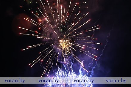 В День Независимости ночное небо над Вороново раскрасил праздничный салют