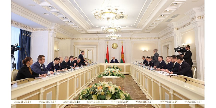 "У нас диктатура, и эту диктатуру народ поддерживает". Какой главный экзамен правительство сдает Александру Лукашенко?