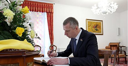 Дмитрий Крутой от имени Президента Беларуси оставил запись в книге соболезнований в Апостольской нунциатуре в Минске в связи со смертью Папы Римского Франциска