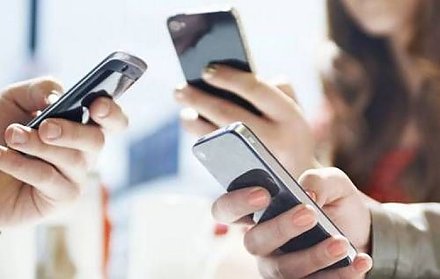 Кому разрешат пользоваться мобильниками в школе, рассказал министр образования